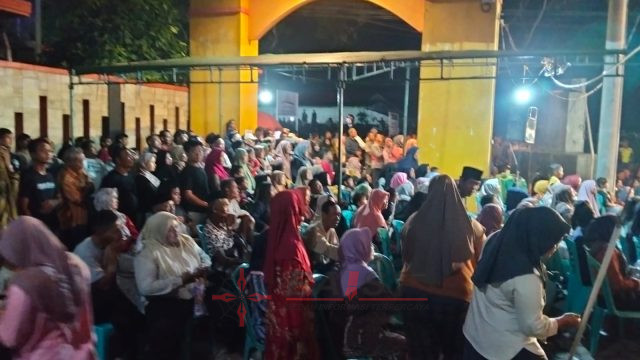 Tumpah Ruah, Ribuan Penonton Padati Balai Desa Medini Dalam Pagelaran Kethoprak