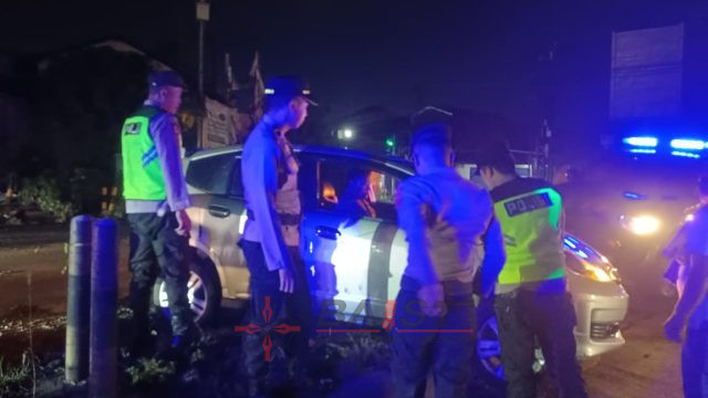 Respon Cepat Polres Kudus Usai Lapor 110, Mobil Terperosok di Simpang Traffic Light Jepang