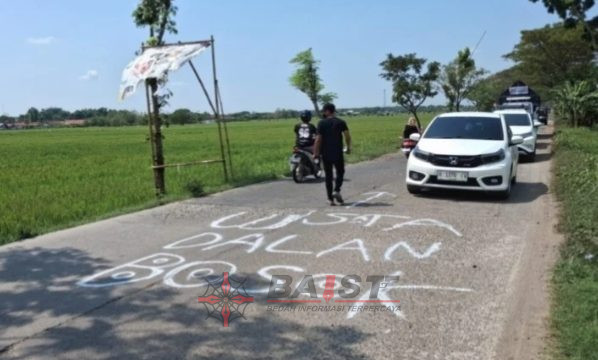 Kecewa Respon Gubernur Jateng, warga Blora Coret Jalan Bertuliskan “Gubernur Ojo Cangkeman! Jalan Bosok” dan Tanam Pohon