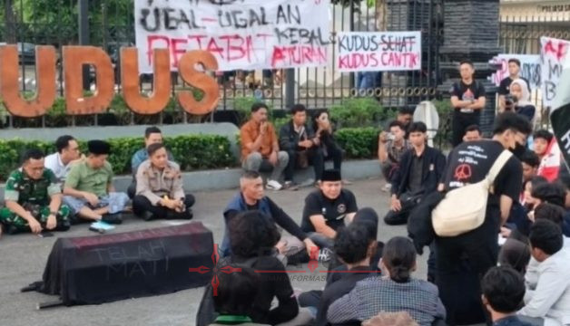 Ratusan Mahasiswa Menggelar Demo Depan Pendopo Kudus, Desak Evaluasi Progam MBG dan KDMP