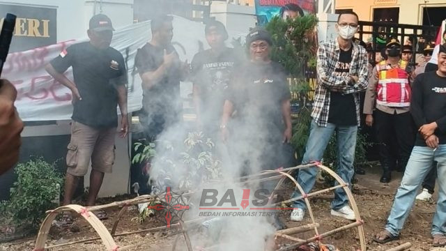 Hari Ketiga Aksi AMPB Memuncak, Keranda Berisi Replika Pocong Dibakar hingga Telur Busuk Dilempar ke Halaman Kejari Pati