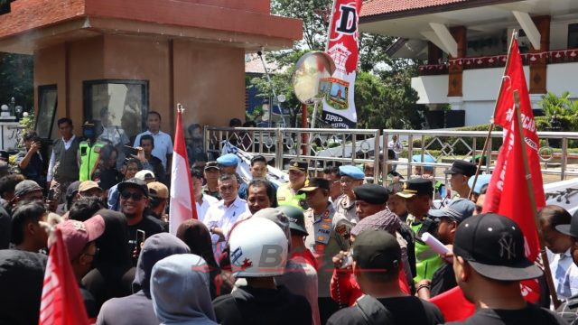 Kaukus Benteng Rakyat Kudus Gelar Aksi Depan Gedung DPRD Kudus, Serukan Tolak Bayar Pajak dan Evaluasi Tunjangan DPRD
