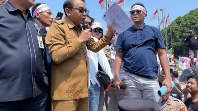 PATI MEMANAS! Ratusan Peternak Ayam Turun Jalan, Bawa Ingkung, Mandi Telur hingga Ayam-Telur Jadi Rebutan