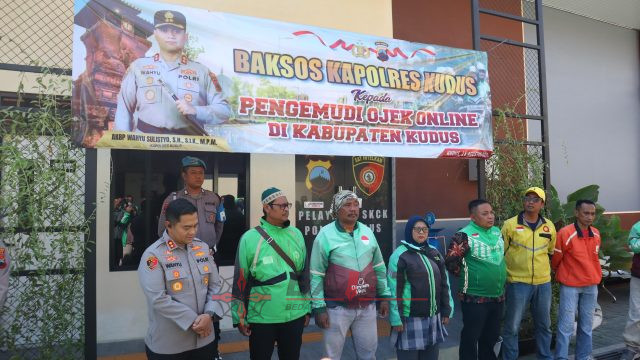 350 Paket Sembako Dibagikan Kepada Komunitas Ojol, Bentuk Kepedulian Polres Kudus Kepada Pengemudi Ojol