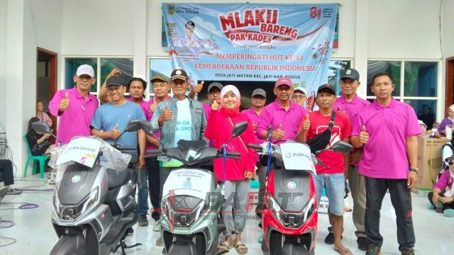 Meriah!! Bertabur Hadiah, Jati Wetan Gelar Mlaku Bareng Pak Kades Dalam Peringatan HUT Ke-81 Kemerdekaan RI