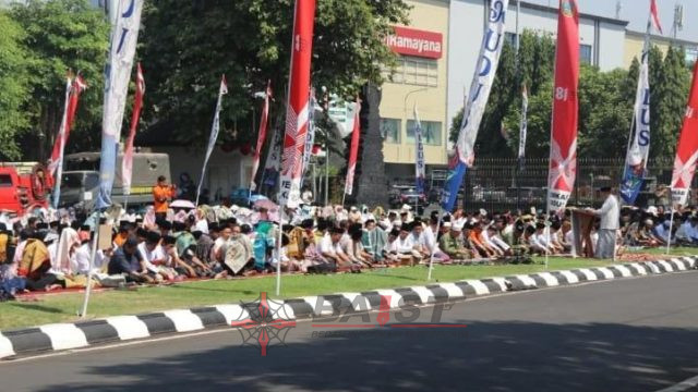 Berharap Hujan Segera Turun, Pemerintah dan Ratusan Warga Gelar Shalat Istisqa Depan Pendapa Kudus
