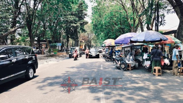 Jalan Panglima Sudirman Pati Terdesak Parkir dan PKL, Penataan Lalu Lintas Dipertanyakan