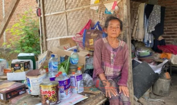 Tinggal Seorang Diri Disebuah Gubug Reot, Lansia di Kudus Bertahan Hidup Menunggu Uluran Tangan