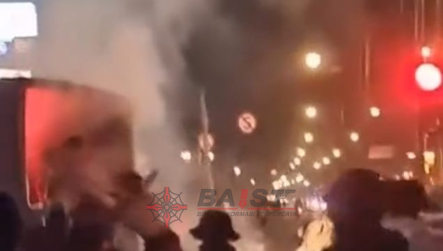 Aksi Unjuk Rasa di Simpang Sulanjana Bandung Berakhir Ricuh, Massa Lempari Truk Polisi