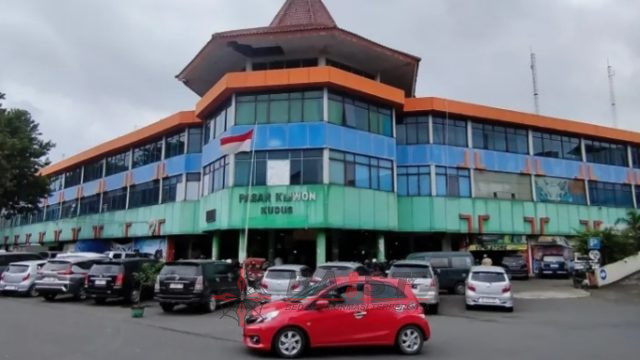 Atap Bocor, Sejumlah Pedagang Blok A2 Lantai 2 Pasar Kliwon Kudus Meradang