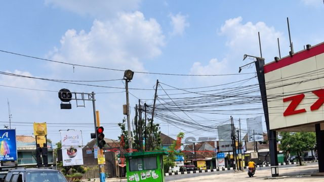 Di Balik Kabel WiFi yang Semrawut di Pati: Menjuntai Setinggi Leher, Tiang Kian Berjubel